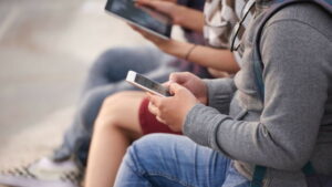 Подробнее о статье Чрезмерное использование смартфонов связано с риском для психического здоровья подростков — новости медицины